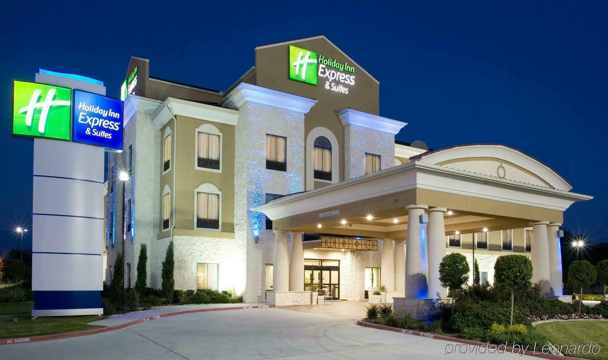 Holiday Inn Express & Suites Victoria, An Ihg Hotel Exterior photo